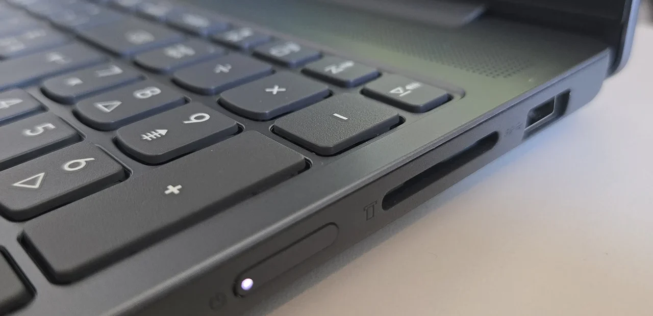 Đánh giá Lenovo IdeaPad Slim 3x Gen 10: Liệu chip Snapdragon có đủ sức thay thế Intel/AMD? 19 Lenovo IdeaPad Slim 3x Gen 10 1 e1758012172316