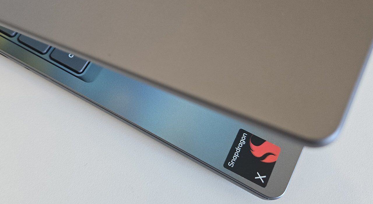 Đánh giá Lenovo IdeaPad Slim 3x Gen 10: Liệu chip Snapdragon có đủ sức thay thế Intel/AMD? 28 Lenovo IdeaPad Slim 3x Gen 10 2 e1758012304994