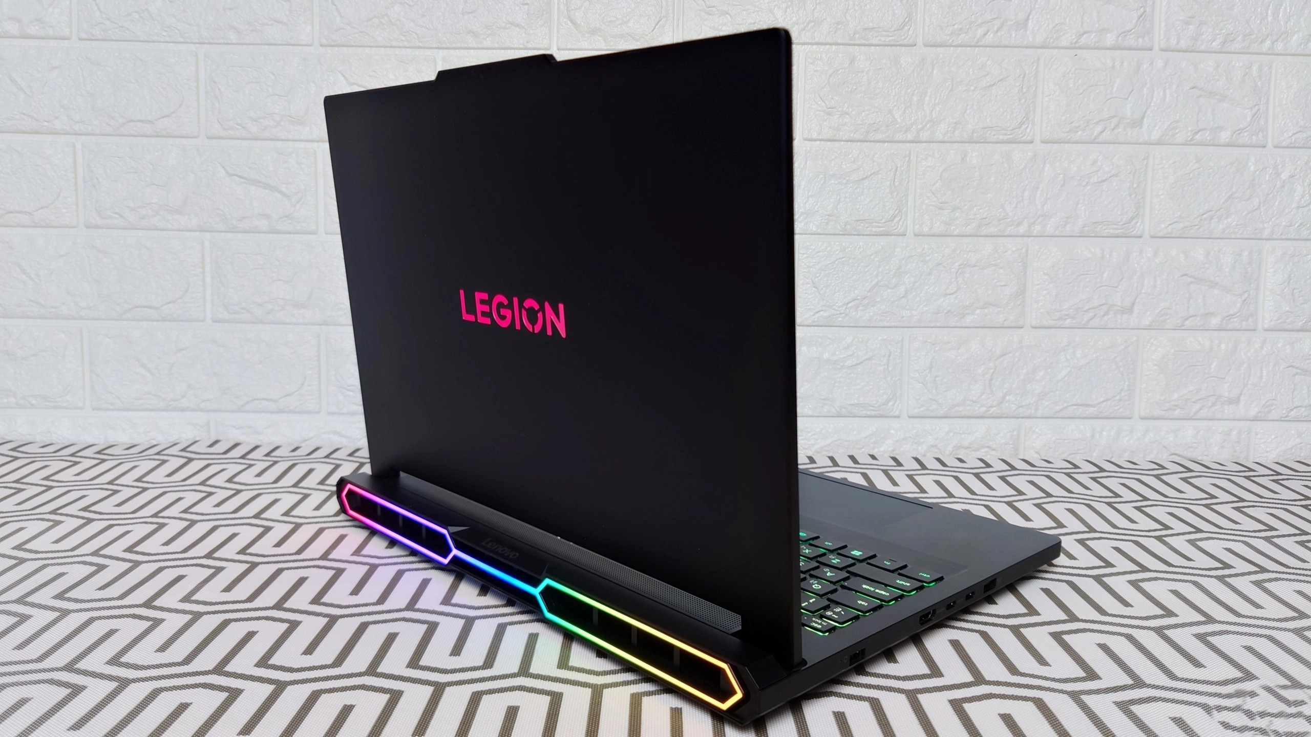 Đánh giá Lenovo Legion Pro 7 16IAX10H: Chiếc laptop gaming hoàn hảo cho game thủ và nhà sáng tạo 37 Lenovo Legion Pro 7 16IAX10H 27