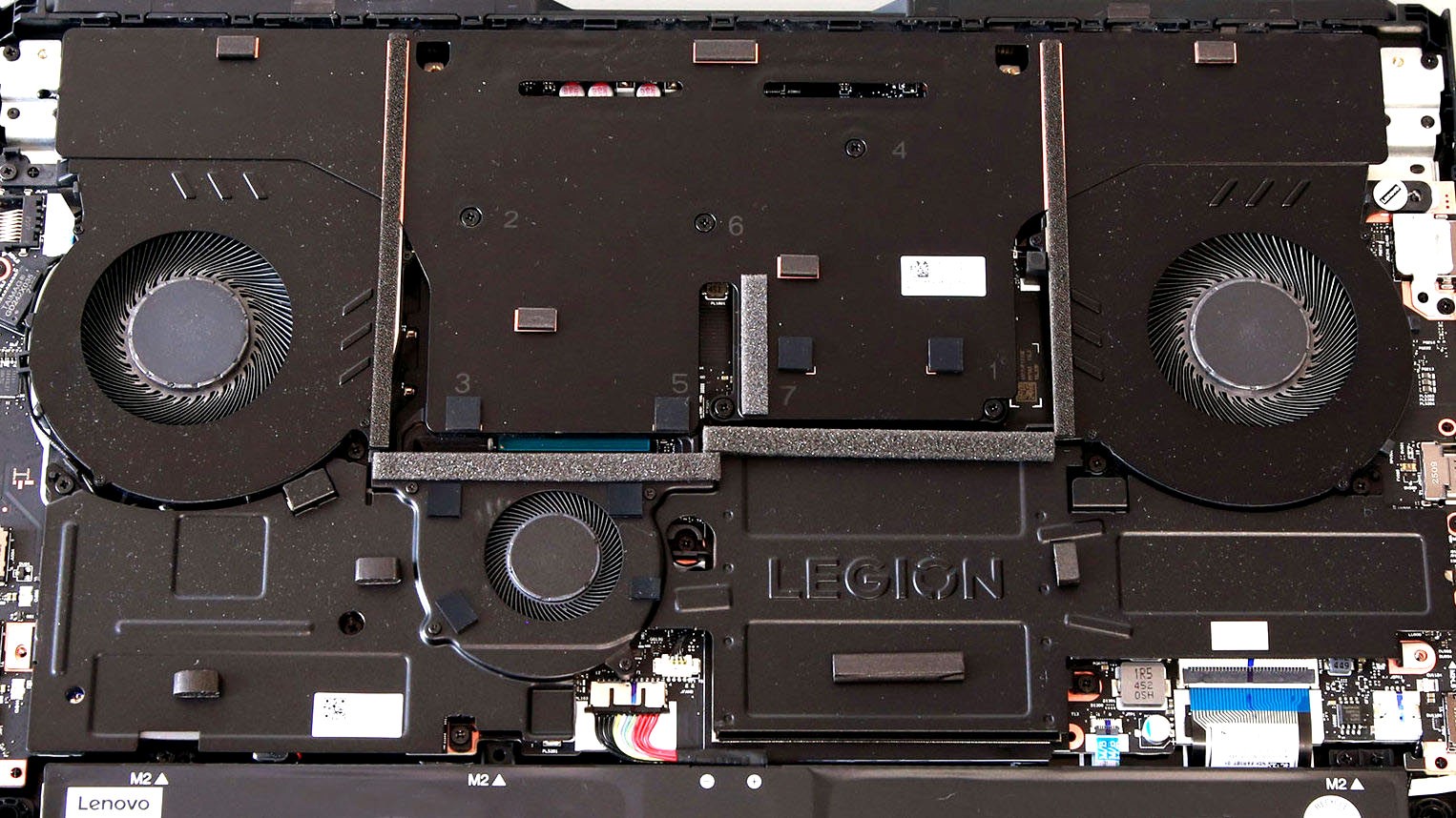 Đánh giá Lenovo Legion Pro 7 16IAX10H: Chiếc laptop gaming hoàn hảo cho game thủ và nhà sáng tạo 61 Lenovo Legion Pro 7 16IAX10H 4