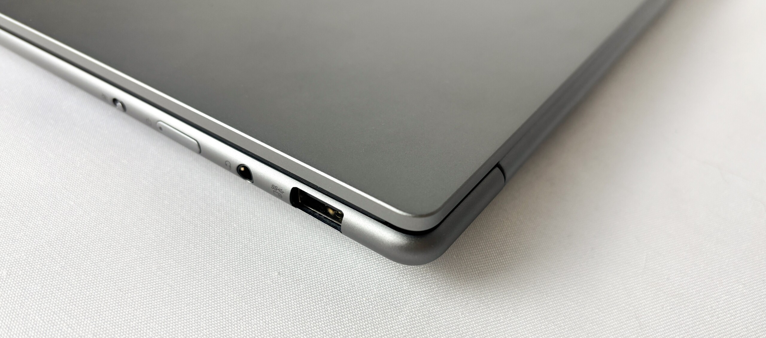 Đánh giá Lenovo Yoga Pro 7 14ASP9: Màn hình OLED 120Hz "bùng nổ" màu sắc, hiệu năng AI vượt trội 47 Lenovo Yoga Pro 7 14ASP9 37