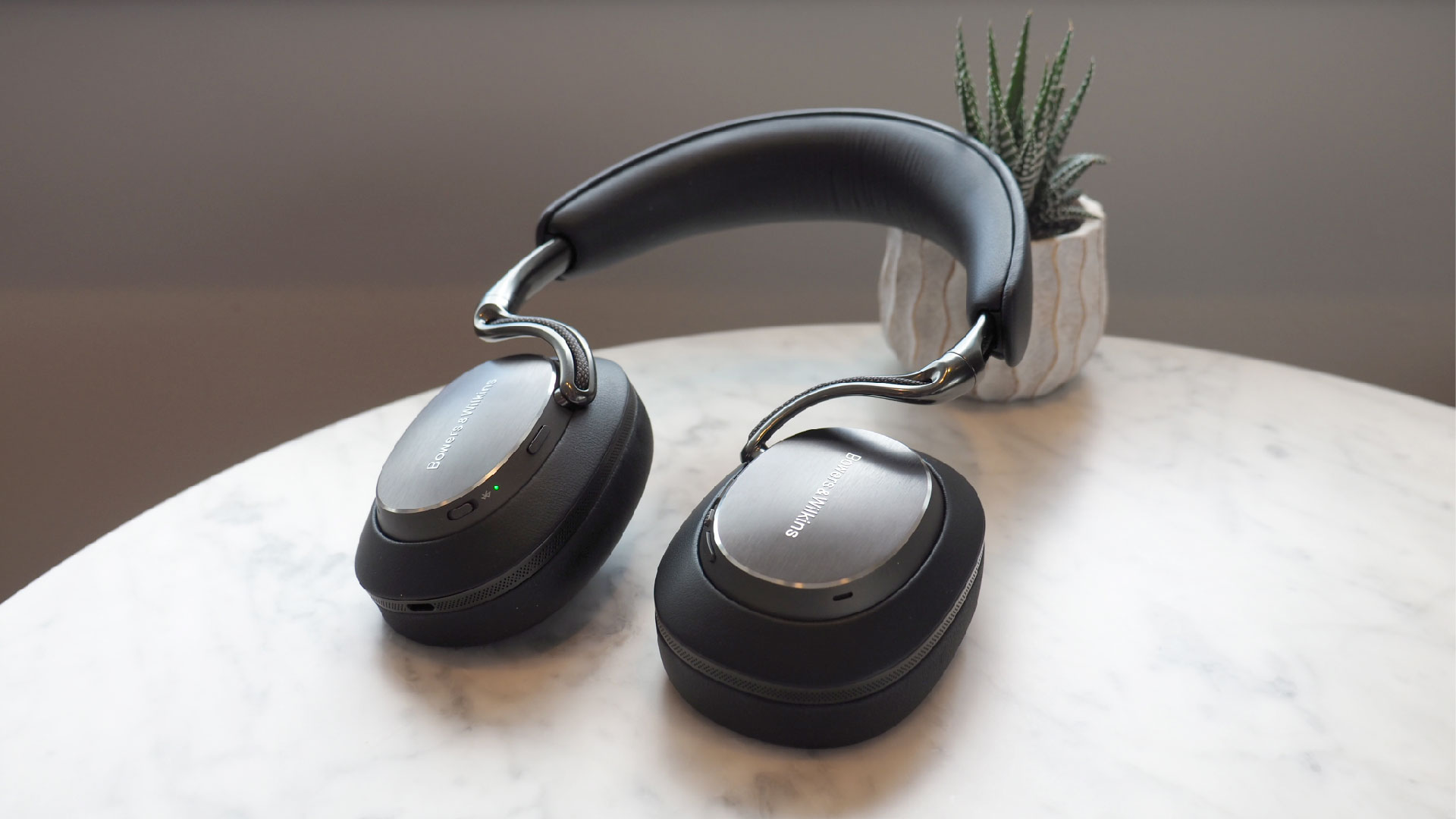 Đánh giá Bowers & Wilkins Px8 S2: Liệu có xứng đáng là "ông vua" mới của tai nghe không dây? 1 LwTP8ZBSC32UZbC86XuBUK 01