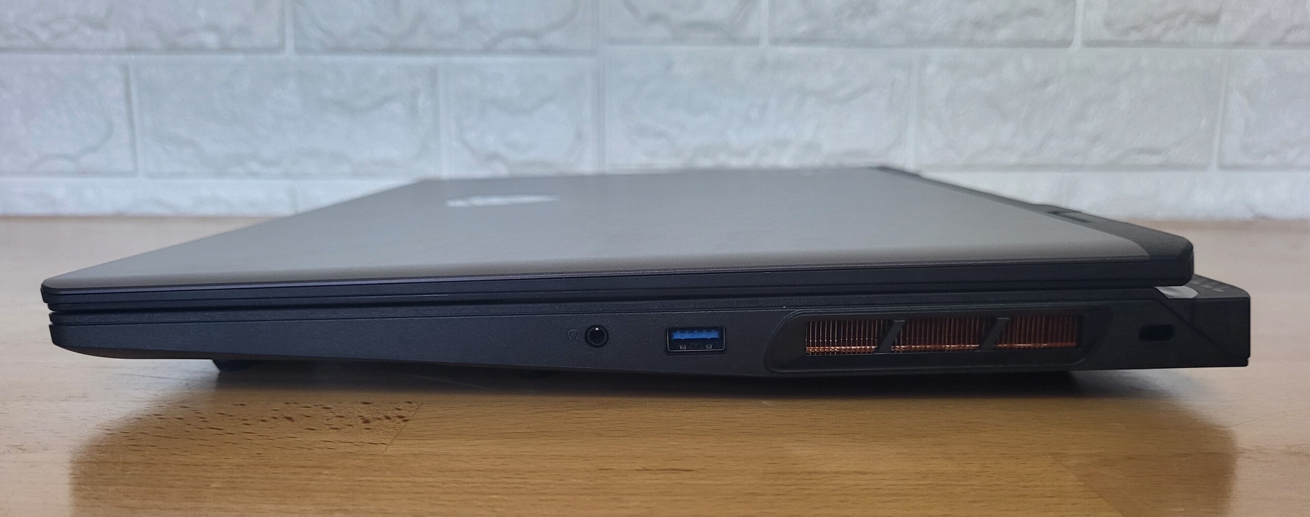 Đánh giá MSI Crosshair 17 HX AI (D2XWGKG): Chiếc laptop gaming 17 Inch hoàn hảo cho game thủ hiện đại 38 MSI Crosshair 17 HX AI D2XWGKG 21