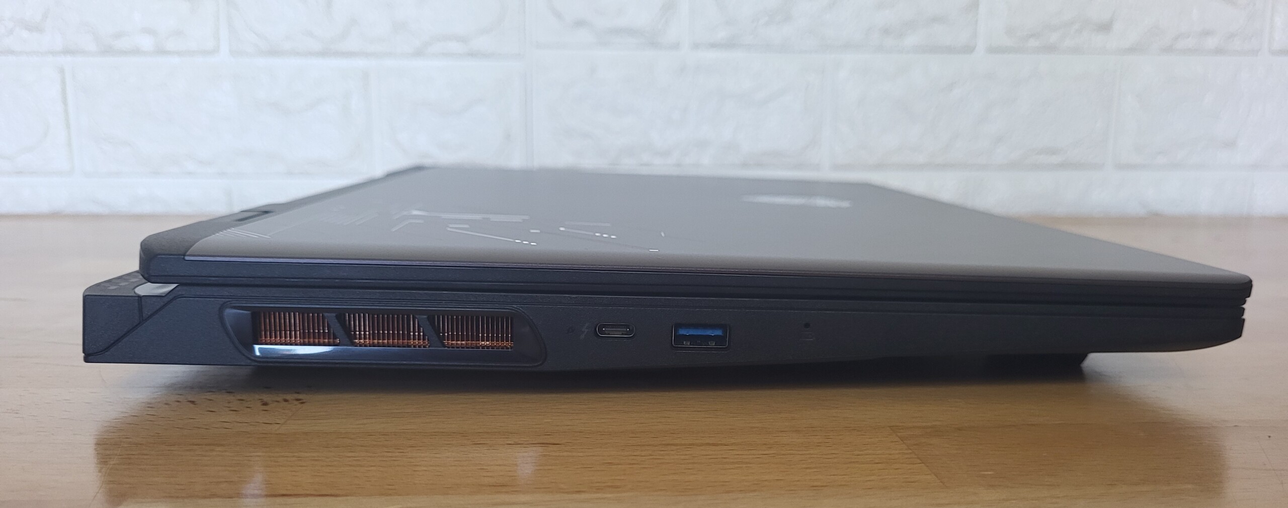 Đánh giá MSI Crosshair 17 HX AI (D2XWGKG): Chiếc laptop gaming 17 Inch hoàn hảo cho game thủ hiện đại 37 MSI Crosshair 17 HX AI D2XWGKG 22