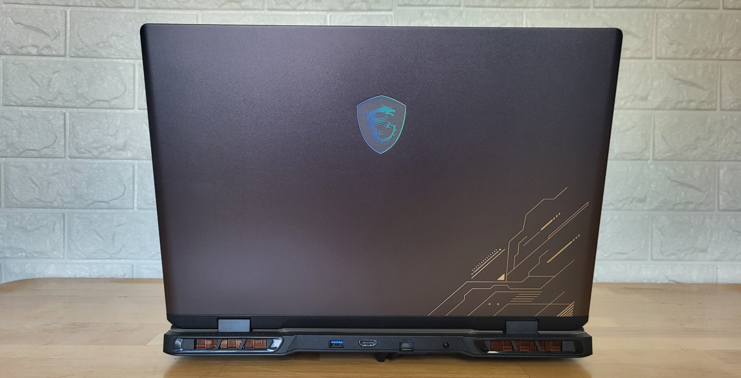 Đánh giá MSI Crosshair 17 HX AI (D2XWGKG): Chiếc laptop gaming 17 Inch hoàn hảo cho game thủ hiện đại 34 MSI Crosshair 17 HX AI D2XWGKG 26