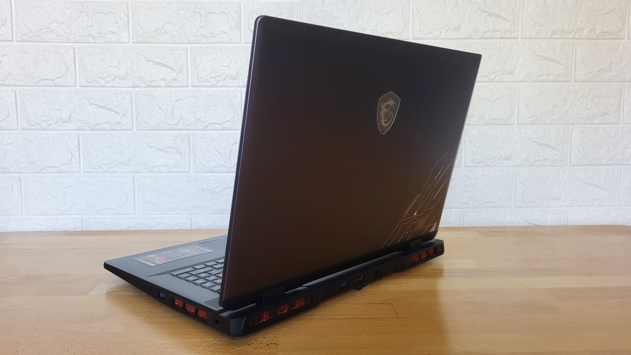 Đánh giá MSI Crosshair 17 HX AI (D2XWGKG): Chiếc laptop gaming 17 Inch hoàn hảo cho game thủ hiện đại 35 MSI Crosshair 17 HX AI D2XWGKG 32
