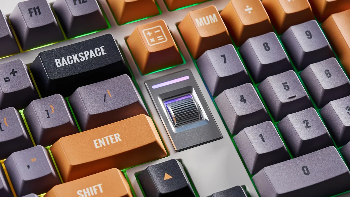 Trải nghiệm McHose × Unbox Therapy UT98: Gõ êm ái, thiết kế cổ điển, pin cực khủng 15 McHose x Unbox Therapy UT98 3