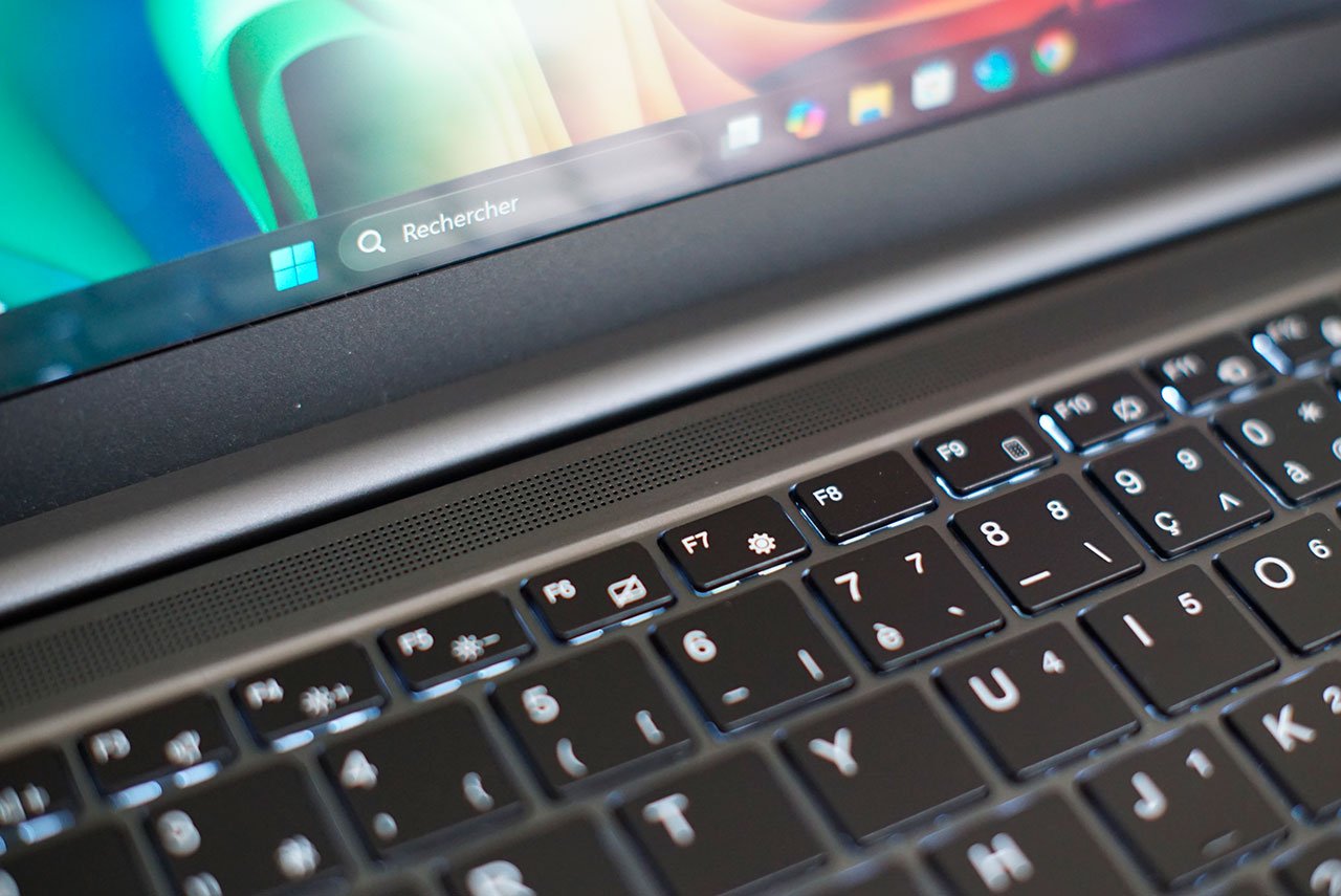 Đánh giá Medion SPRCHRGD 14 S1 Elite (MD62636): Có xứng đáng là laptop Copilot+ PC tốt nhất? 23 Medion SPRCHRGD 14 S1 Elite MD62636 8