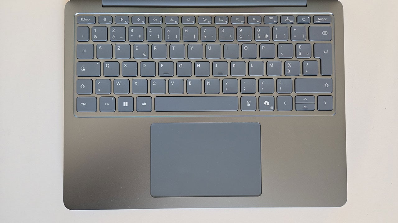 Đánh giá Microsoft Surface Laptop 13 (2025): Thiết kế đỉnh cao và thời lượng pin vượt trội, nhưng liệu đã đủ? 18 Microsoft Surface Laptop 13 2025 11