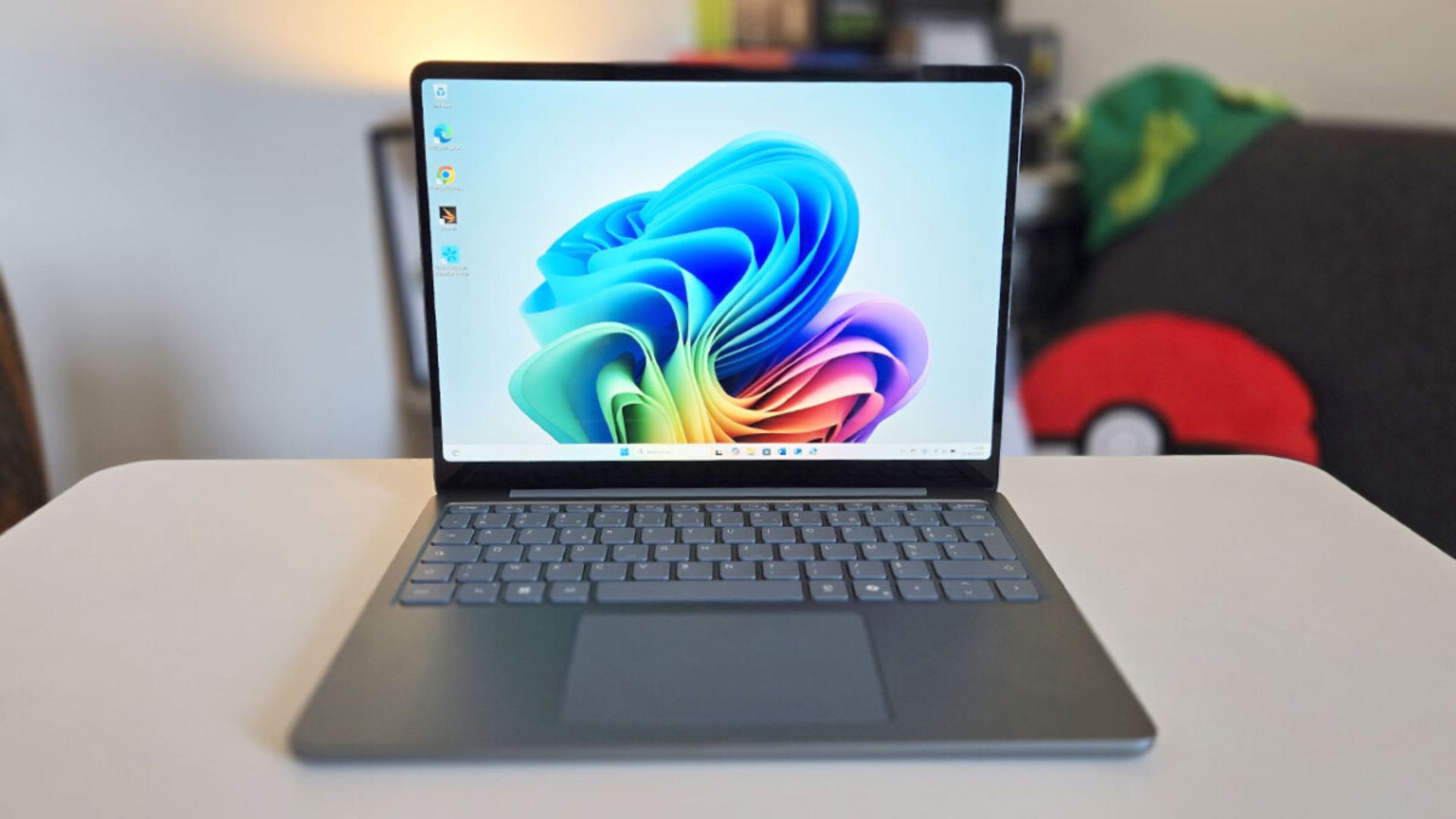 Đánh giá Microsoft Surface Laptop 13 (2025): Thiết kế đỉnh cao và thời lượng pin vượt trội, nhưng liệu đã đủ? 1 Microsoft Surface Laptop 13 2025 2