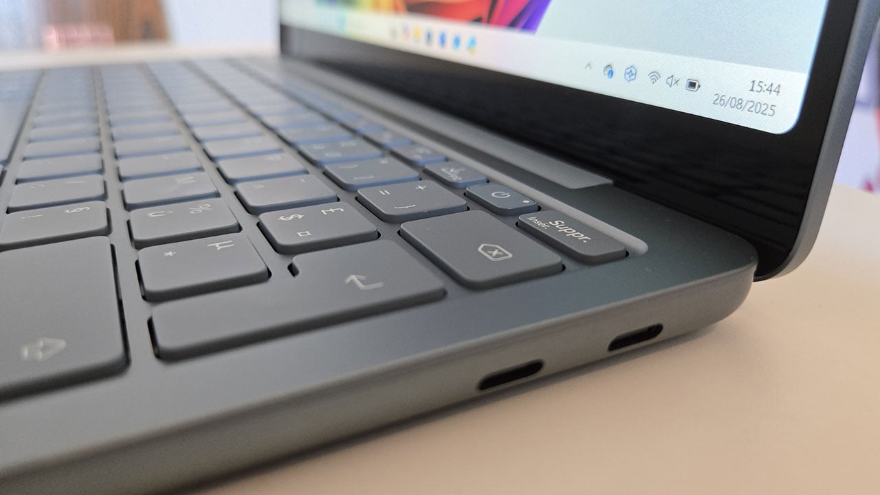 Đánh giá Microsoft Surface Laptop 13 (2025): Thiết kế đỉnh cao và thời lượng pin vượt trội, nhưng liệu đã đủ? 20 Microsoft Surface Laptop 13 2025 9