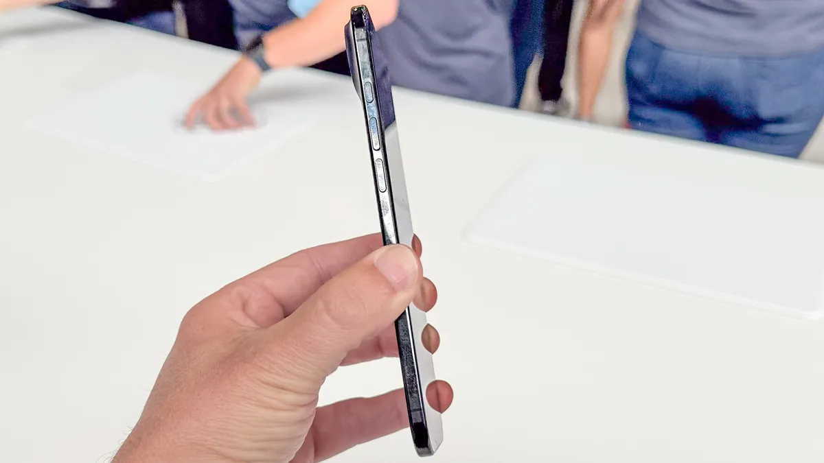 iPhone Air trên tay: Mỏng nhẹ nhưng đầy bất ngờ 13 iPhone Air 2