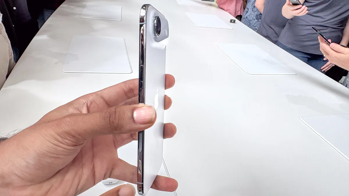 iPhone Air trên tay: Mỏng nhẹ nhưng đầy bất ngờ 14 iPhone Air 3