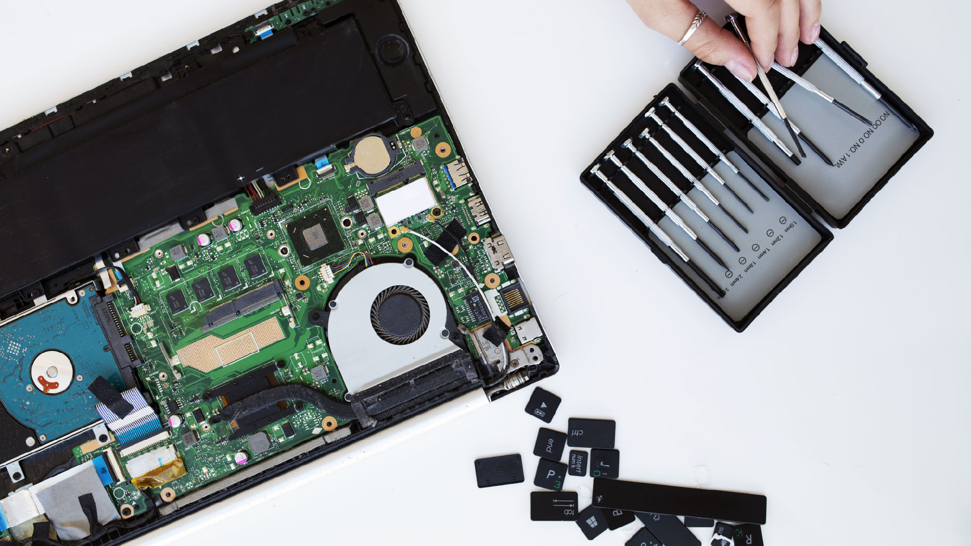 Tại sao nên vệ sinh Laptop định kỳ? Bí quyết giữ máy bền, chạy mượt như mới! 1 young woman cleaning her laptop key board 01
