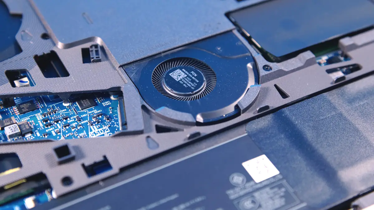 Đánh giá ASUS ROG Strix G16 (2025) G615: Hiệu năng AI cực đỉnh và pin dài lâu là lựa chọn hoàn hảo cho game thủ chuyên nghiệp 53 ASUS ROG Strix G16 2033 G615