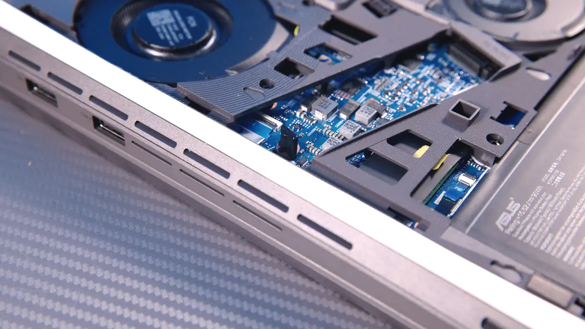 Đánh giá ASUS ROG Strix G16 (2025) G615: Hiệu năng AI cực đỉnh và pin dài lâu là lựa chọn hoàn hảo cho game thủ chuyên nghiệp 37 ASUS ROG Strix G16 2049 G615