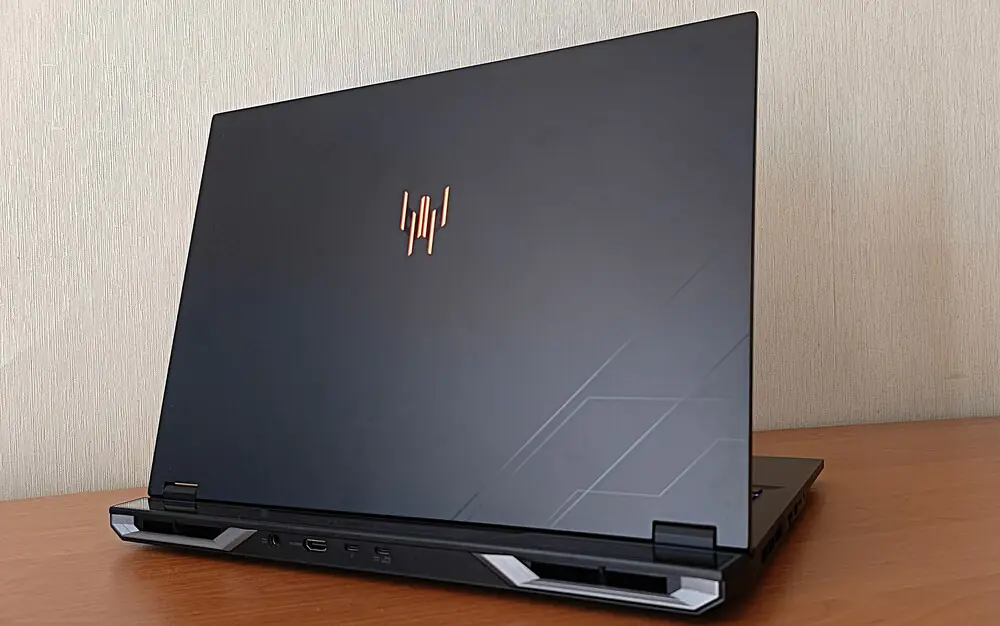 Đánh giá Acer Predator Helios Neo 18 AI PH18-72: Liệu chiếc laptop này có phải là "thiên đường" cho game thủ? 60 Acer Predator Helios Neo 18 AI PH18 72 55