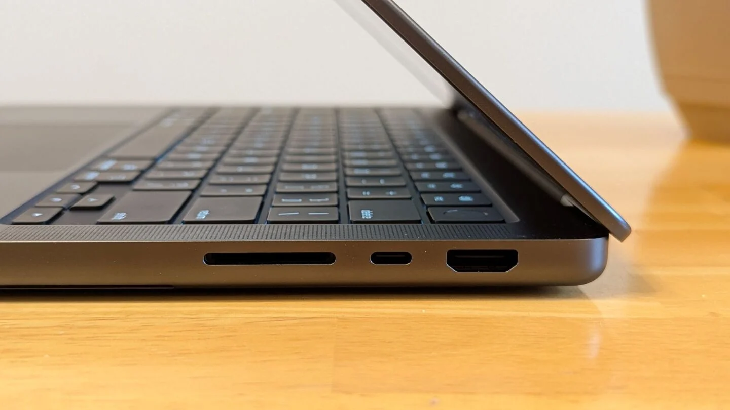 Đánh giá Apple MacBook Pro 14-Inch (2025, M5): Siêu phẩm AI đỉnh cao, sẵn sàng thay đổi cách bạn làm việc sáng tạo 39 Apple MacBook Pro 14 Inch 2025 M51