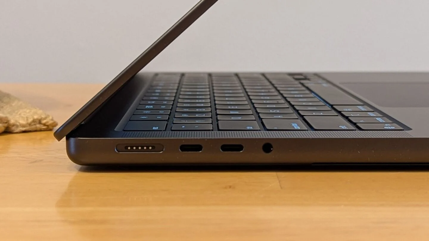 Đánh giá Apple MacBook Pro 14-Inch (2025, M5): Siêu phẩm AI đỉnh cao, sẵn sàng thay đổi cách bạn làm việc sáng tạo 38 Apple MacBook Pro 14 Inch 2025 M52