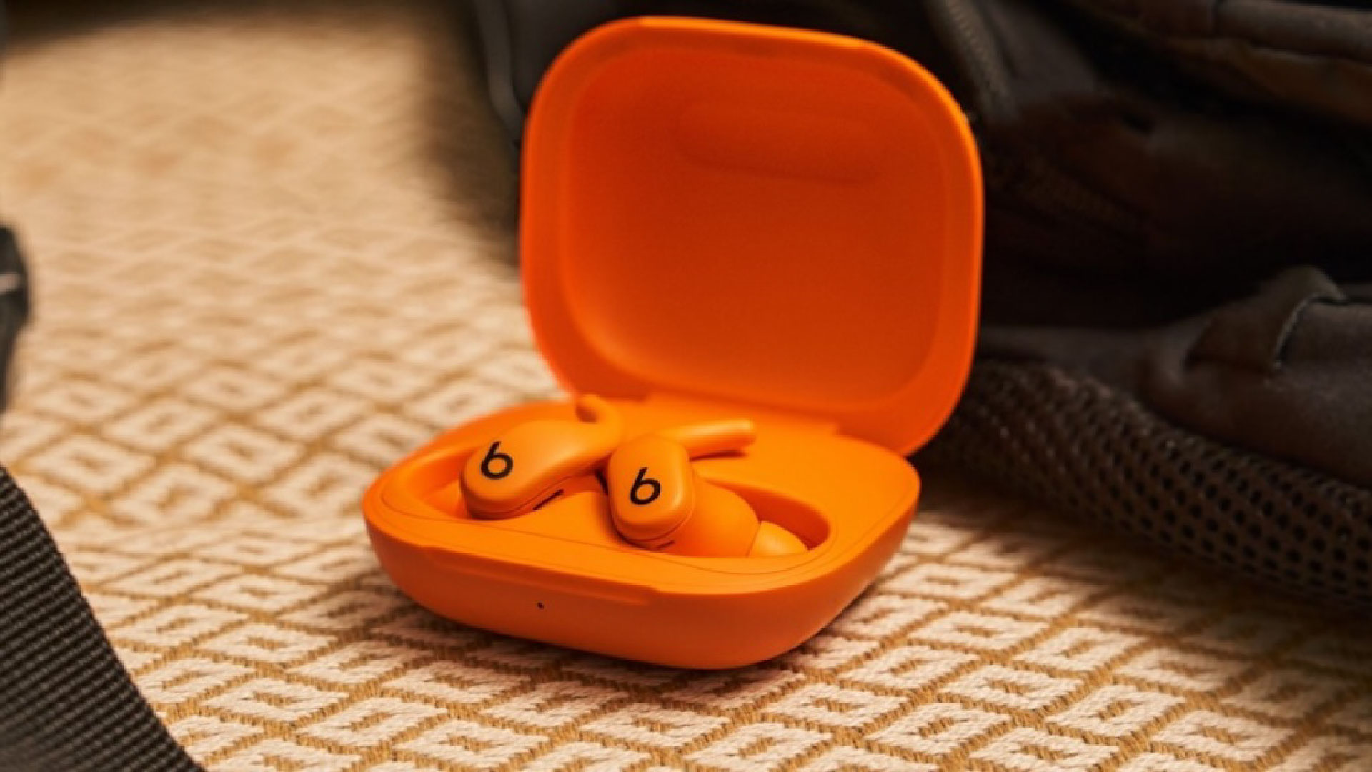 Đánh giá Beats Powerbeats Fit: Tai nghe nhét tai nhỏ gọn lý tưởng cho việc tập luyện 1 Beats Powerbeats Fit 01