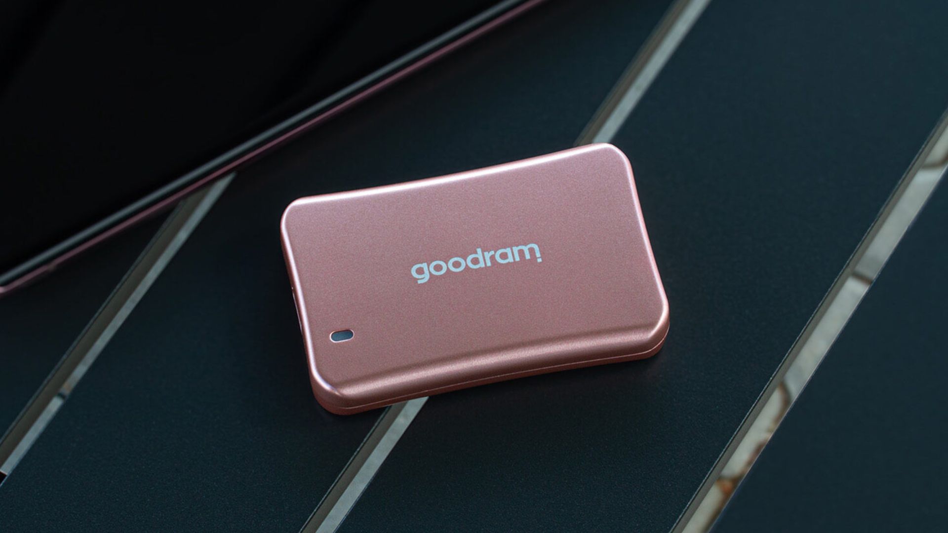 Đánh giá Goodram HX200 External SSD: Thiết kế Rose Gold thời trang, tốc độ 1600MB/s hiện đại 1 Goodram HX200 External SSD 1
