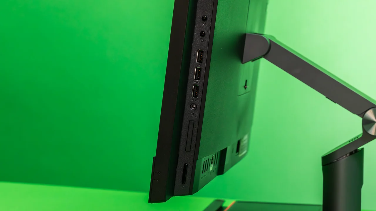 Đánh giá Lenovo ThinkCentre M90a Gen 5: Thiết kế siêu mỏng, màn hình 23.8" Full HD cho không gian làm việc thông minh 24 Lenovo ThinkCentre M90a Gen 55