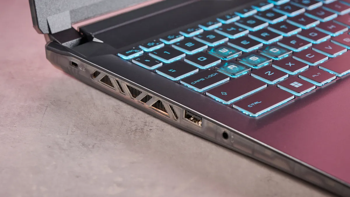 Đánh giá MSI Cyborg 15: Laptop gaming mỏng nhẹ, hiệu năng “khủng” vượt tầm giá! 14 MSI Cyborg 15 4