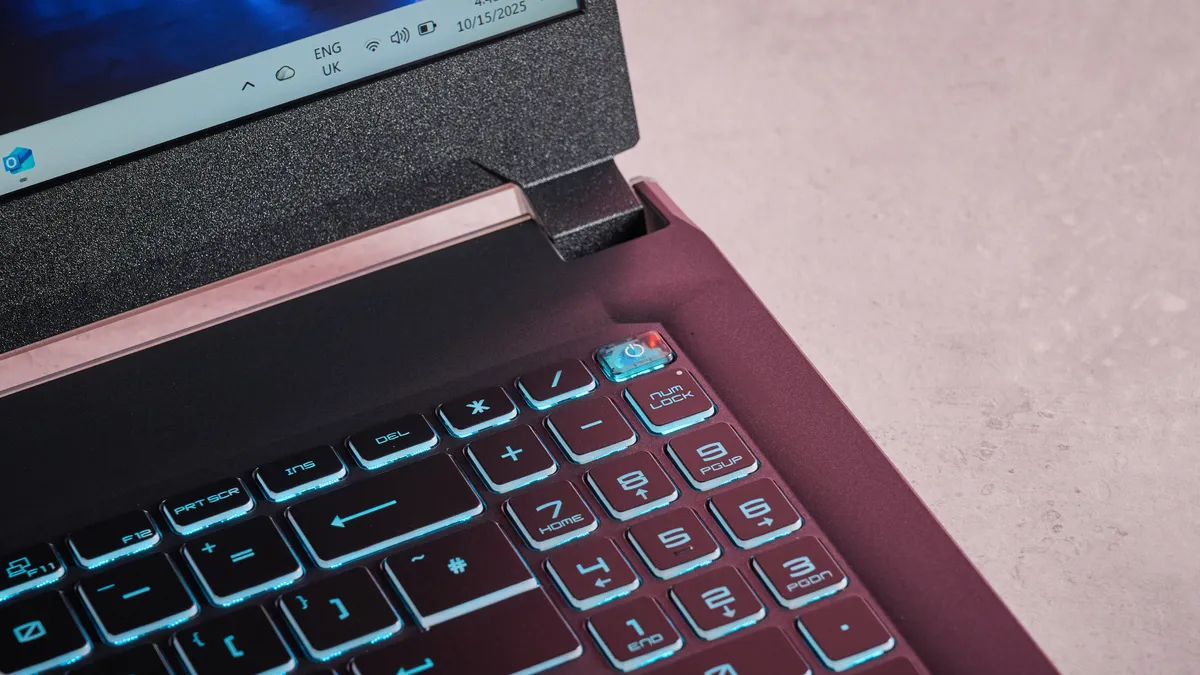 Đánh giá MSI Cyborg 15: Laptop gaming mỏng nhẹ, hiệu năng “khủng” vượt tầm giá! 16 MSI Cyborg 15 6