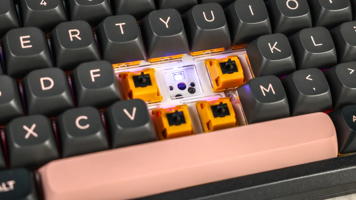 Khám phá bàn phím Redragon Eclipse K720 Pro: Hiệu năng mạnh mẽ, thiết kế hiện đại 22 Redragon Eclipse K720 Pro 8