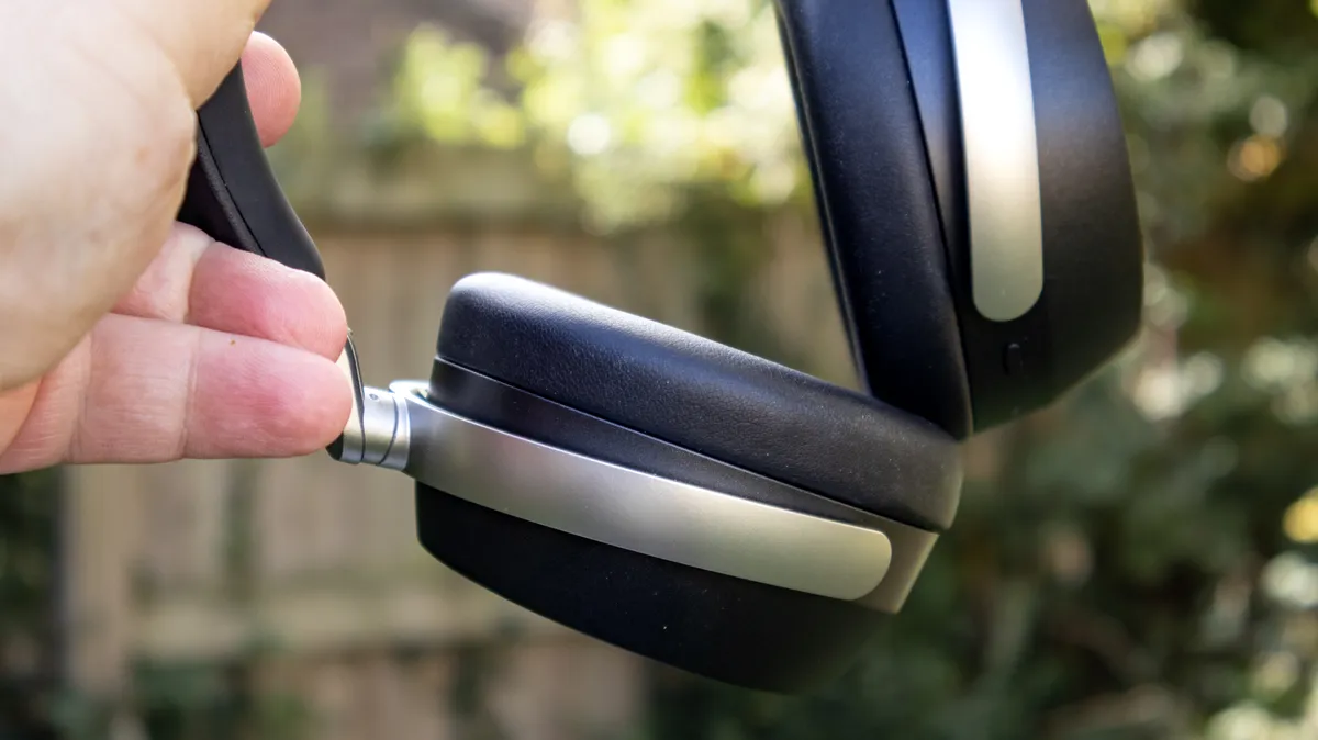 Trải nghiệm Sennheiser HDB 630: Đắm chìm trong thế giới âm thanh tinh khiết 19 Sennheiser HDB 630 4