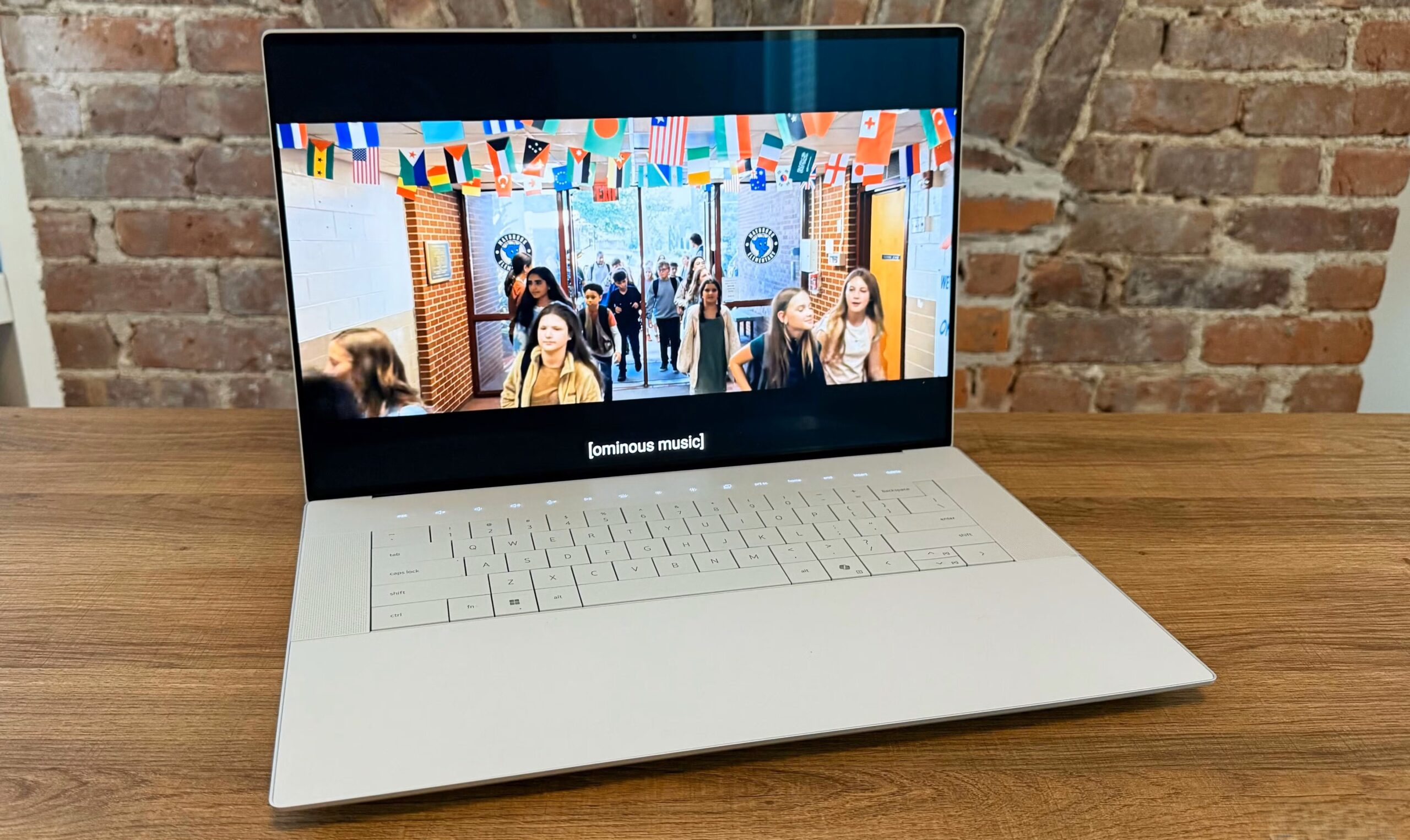 Vì sao khi làm việc tại nhà, tôi lại thích dùng laptop hơn là máy tính để bàn (PC)? 11 Vi sao khi lam viec tai nha toi lai thich dung laptop hon la may tinh de ban PC 1 scaled