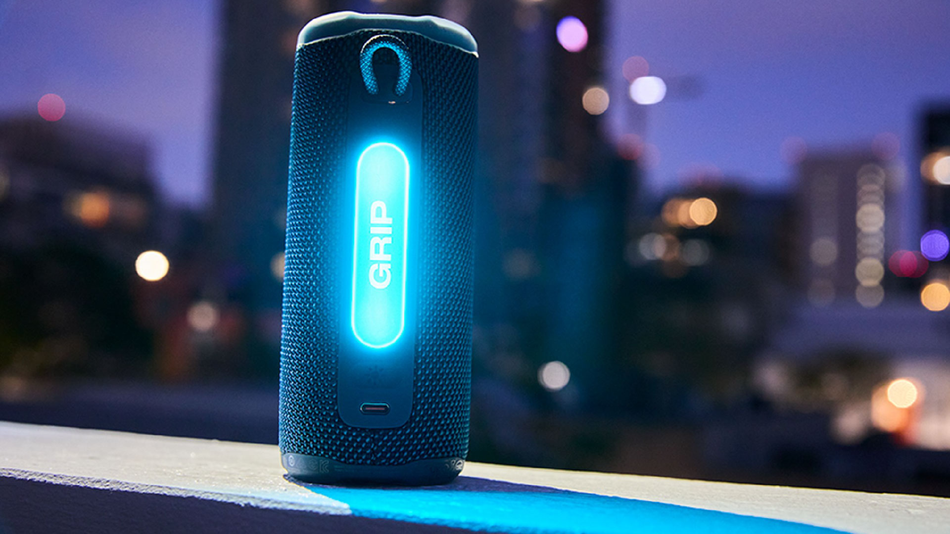 Đánh giá loa JBL Grip: Âm thanh 5 sao cho kích thước nhỏ gọn này! 1 ezgif 37e0f6c0f1a81e 01