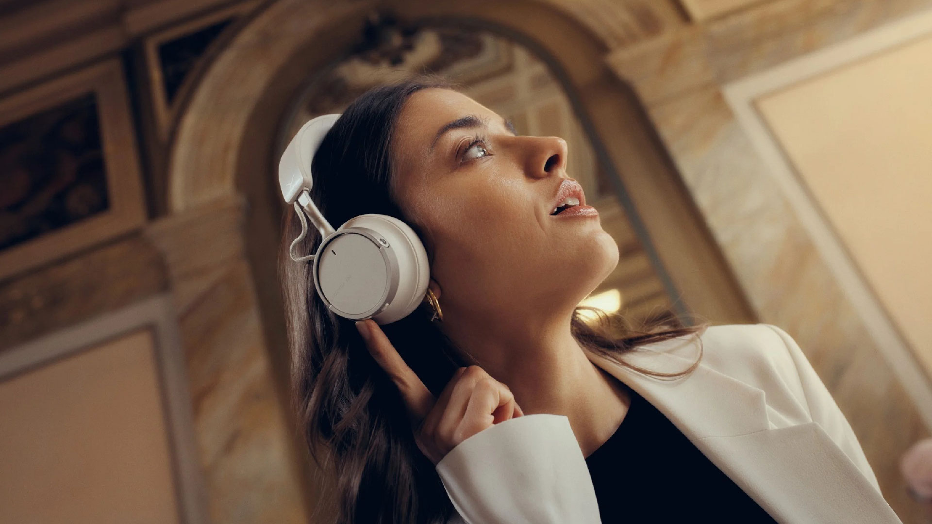 Đánh giá Beyerdynamic Aventho 100: Tai nghe sang trọng, âm thanh chuẩn phòng thu! 1 ezgif 519f2f185a12d0 01
