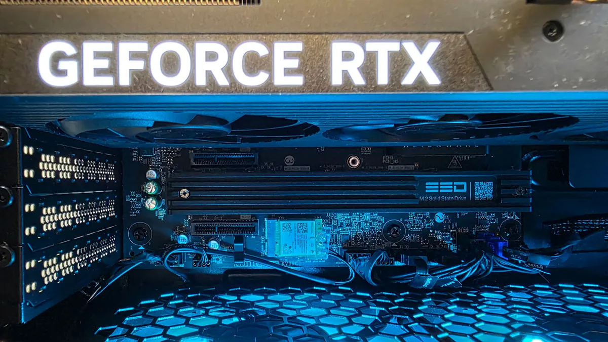 Đánh giá Alienware Area-51: Chiếc PC mạnh, đẹp, to lớn và nâng cấp dễ dàng hơn bao giờ hết! 29 Alienware Area 5110.jpg