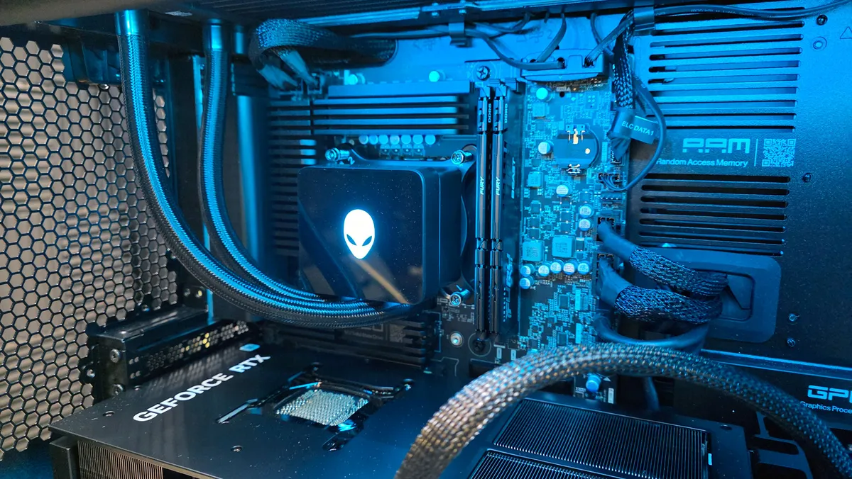 Đánh giá Alienware Area-51: Chiếc PC mạnh, đẹp, to lớn và nâng cấp dễ dàng hơn bao giờ hết! 28 Alienware Area 5111.jpg