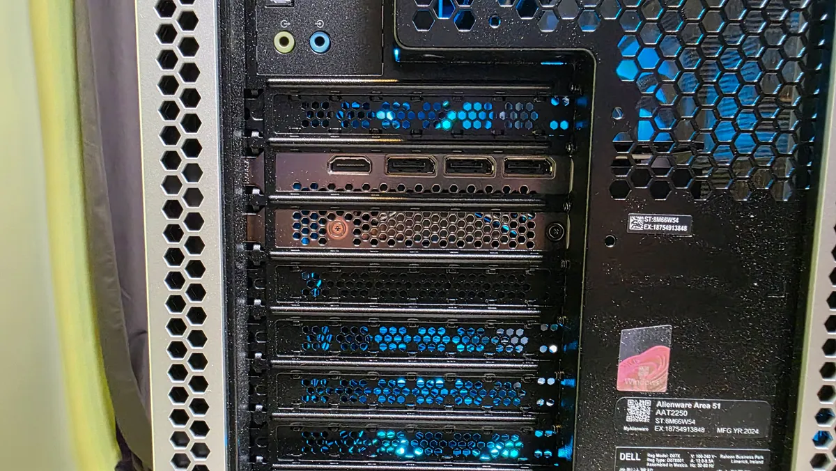 Đánh giá Alienware Area-51: Chiếc PC mạnh, đẹp, to lớn và nâng cấp dễ dàng hơn bao giờ hết! 25 Alienware Area 5114.jpg