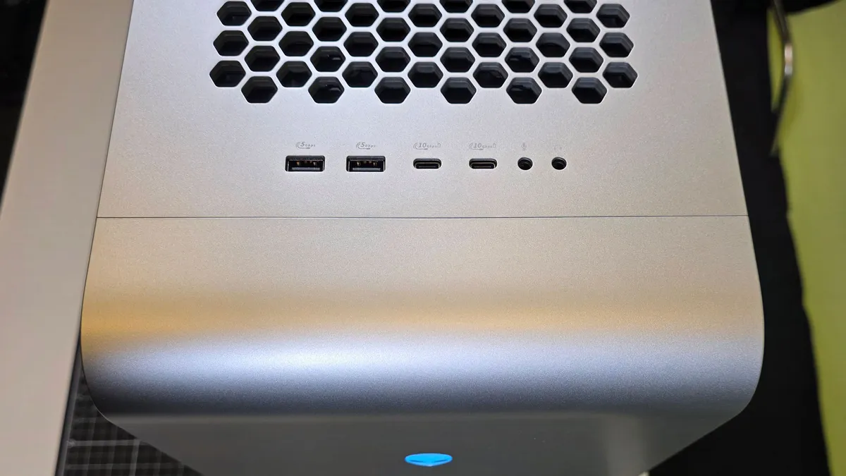 Đánh giá Alienware Area-51: Chiếc PC mạnh, đẹp, to lớn và nâng cấp dễ dàng hơn bao giờ hết! 24 Alienware Area 5115.jpg