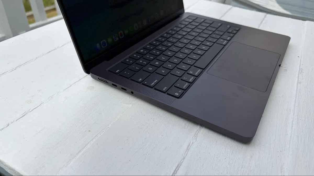 Apple MacBook Pro 14 inch M55.jpg