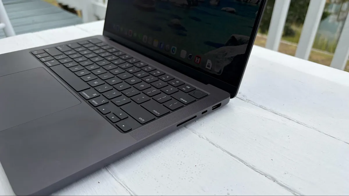 Apple MacBook Pro 14 inch M56.jpg