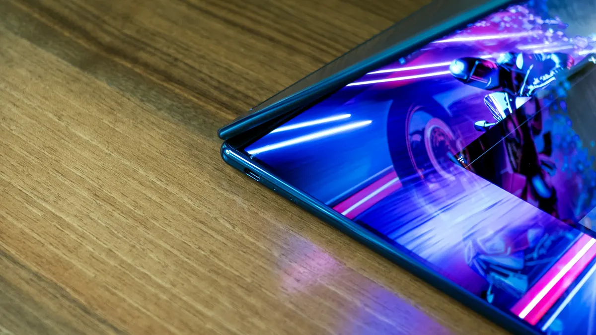 Lenovo Yoga Book 9i Gen 1011.jpg