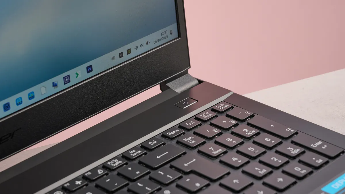 Trải nghiệm Medion Erazer Deputy 15 P1: Chiến binh gaming tầm trung, hiệu năng vượt mong đợi! 13 Medion Erazer Deputy 15 P1 6