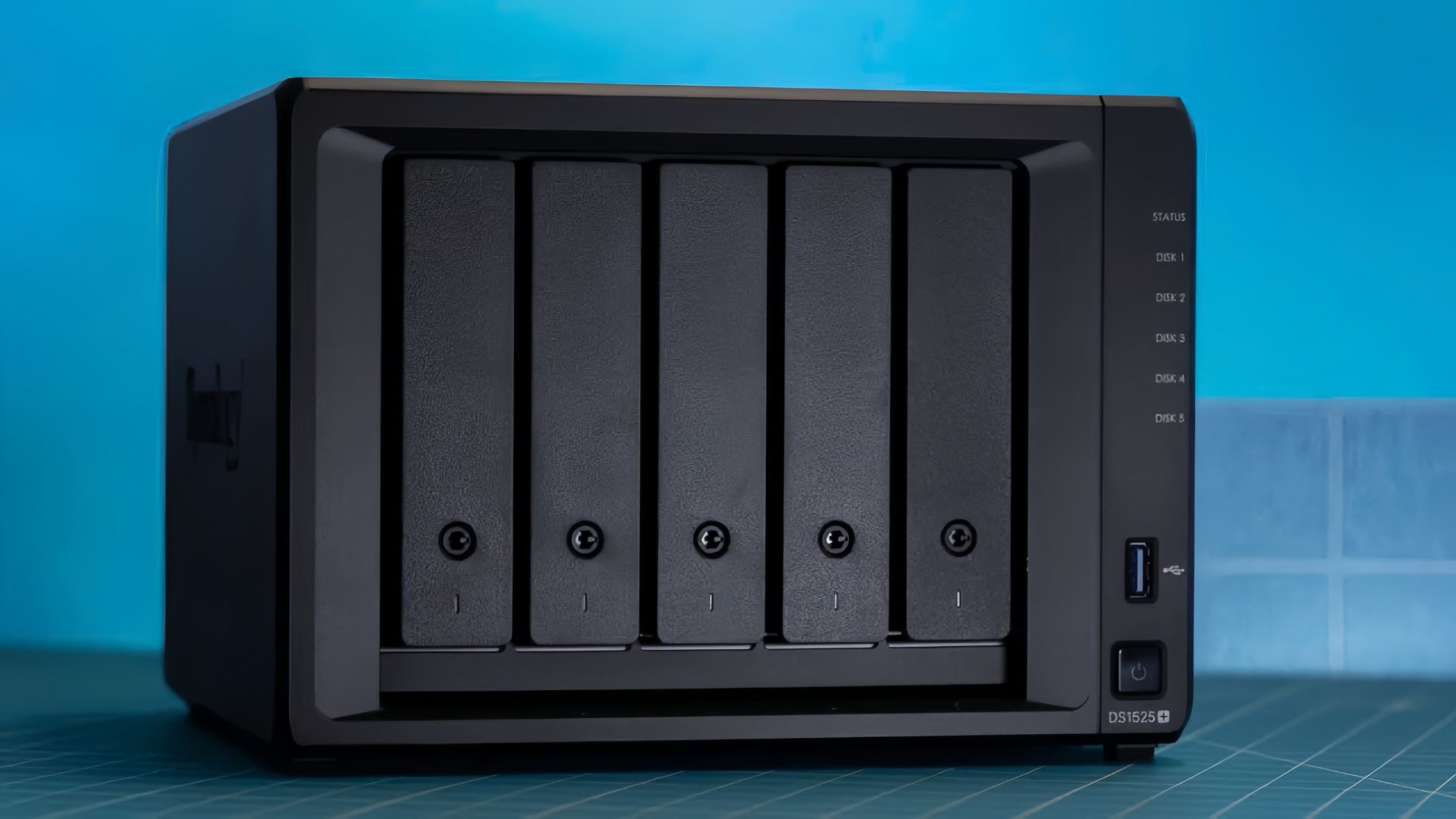 Đánh giá Synology DiskStation DS1525+: NAS 5-khay đáng tin cậy cho văn phòng hiện đại (sức mạnh 2.5GbE). 1 Synology DiskStation DS15251