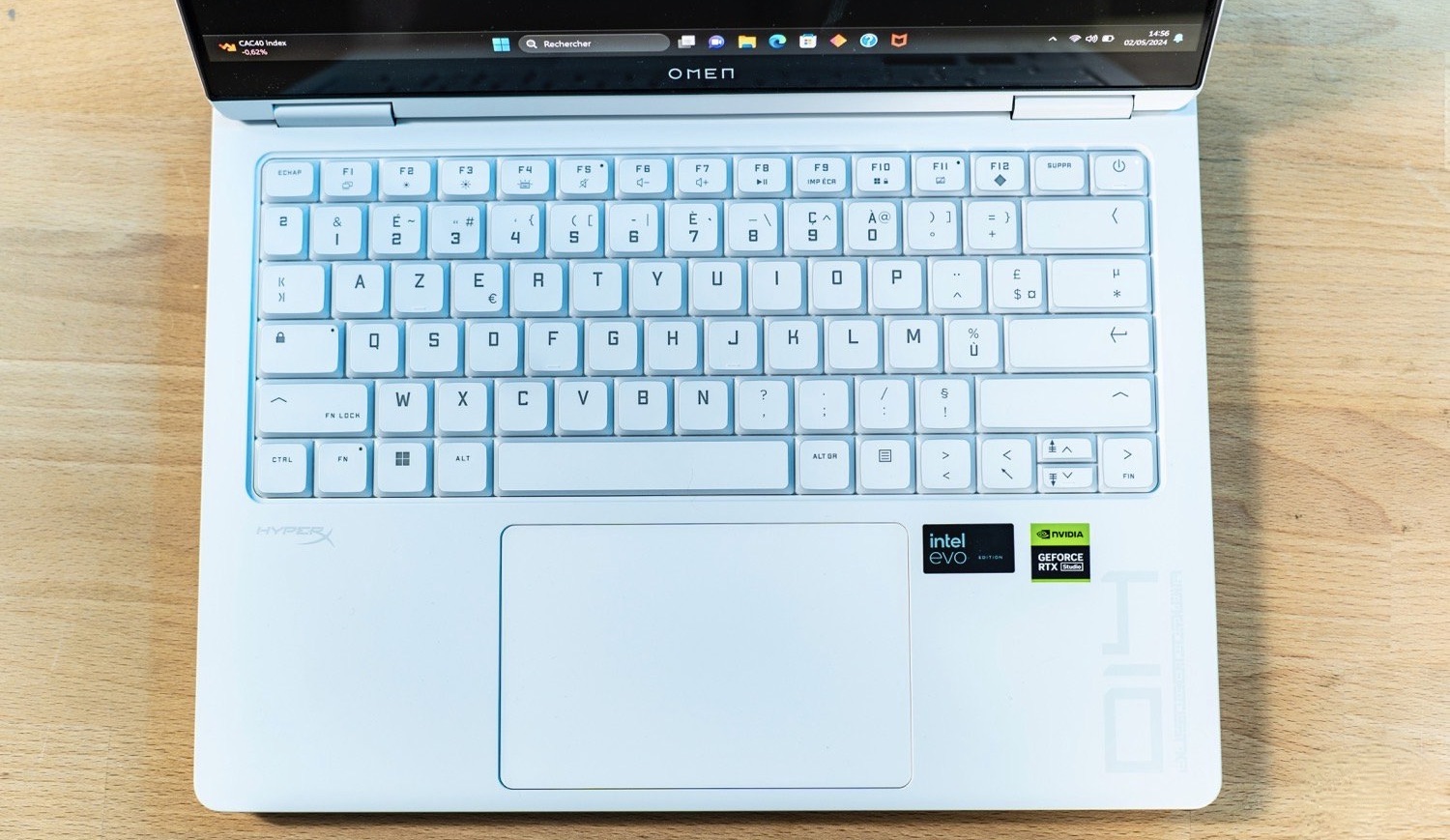 Đánh giá HP OMEN Transcend 14 (fb0031nf): Mỏng, nhẹ, đẹp và siêu yên tĩnh – Liệu có phải laptop 14 inch hoàn hảo? 20 hp omen transcend 14 2024 clavier trackpad