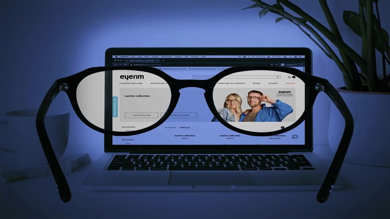 nen chon mat kinh nao bao ve mat truoc man hinh may tinh 5 1 800x450 1