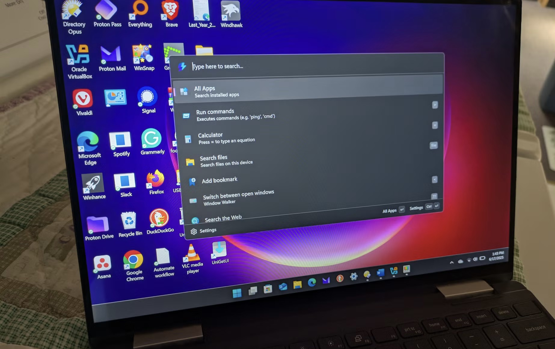 5 công cụ Windows miễn phí giúp máy tính của bạn làm việc tốt hơn bất kỳ hệ điều hành nào khác! 9 powertoys command palette running laptop