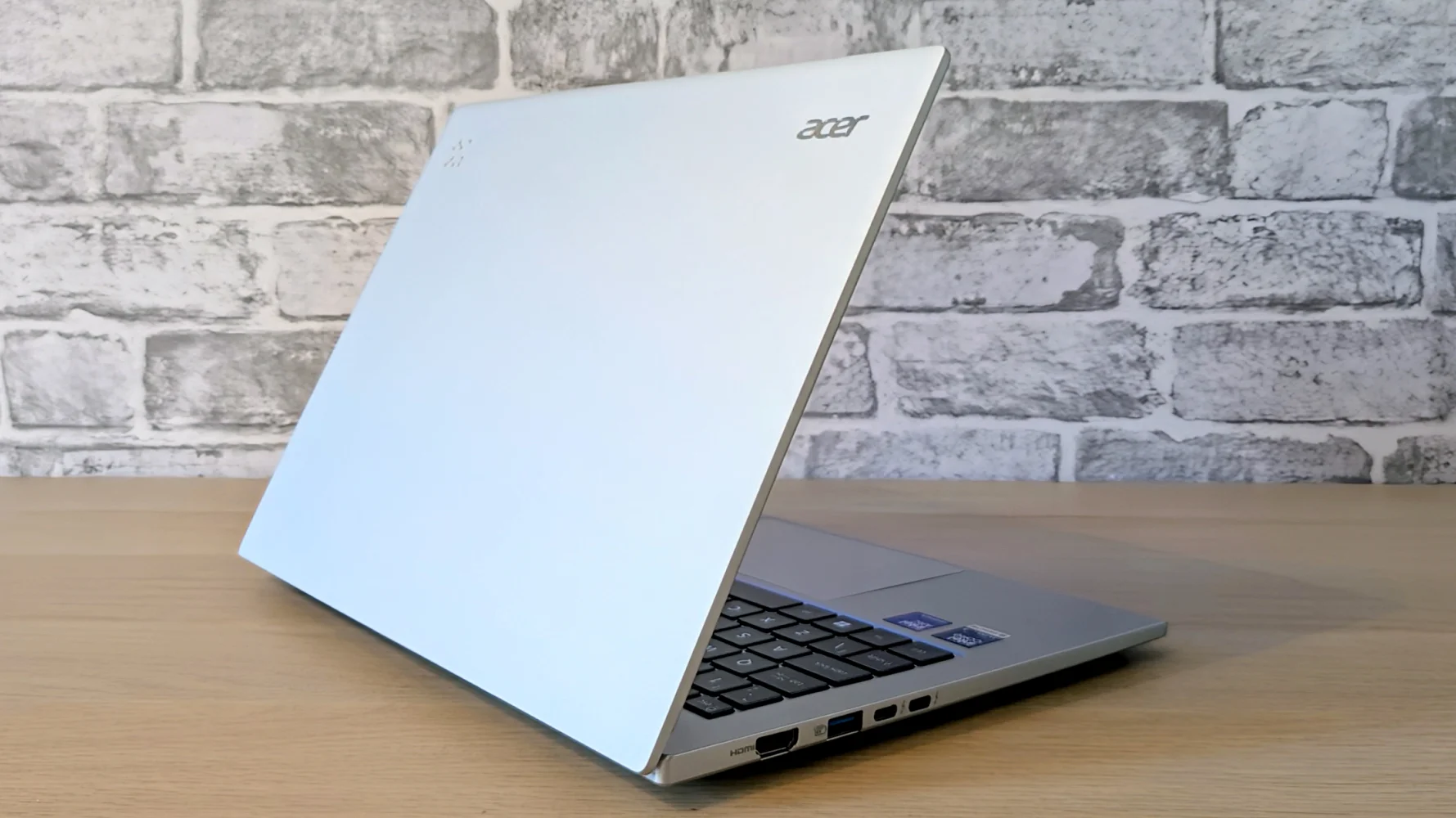 Đánh giá Acer Aspire 14 AI (A14-53M) – Laptop AI mỏng nhẹ, hiệu năng mạnh mẽ cho học tập, làm việc và giải trí 17 Acer Aspire 14 AI A14 53M18