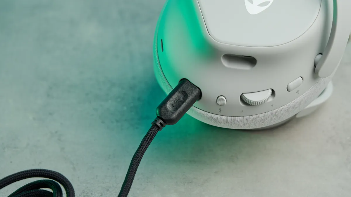 Alienware Pro Wireless Gaming Headset: Chất âm mạnh mẽ, thiết kế đậm chất Gaming 28 Alienware Pro Wireless Gaming Headset 12