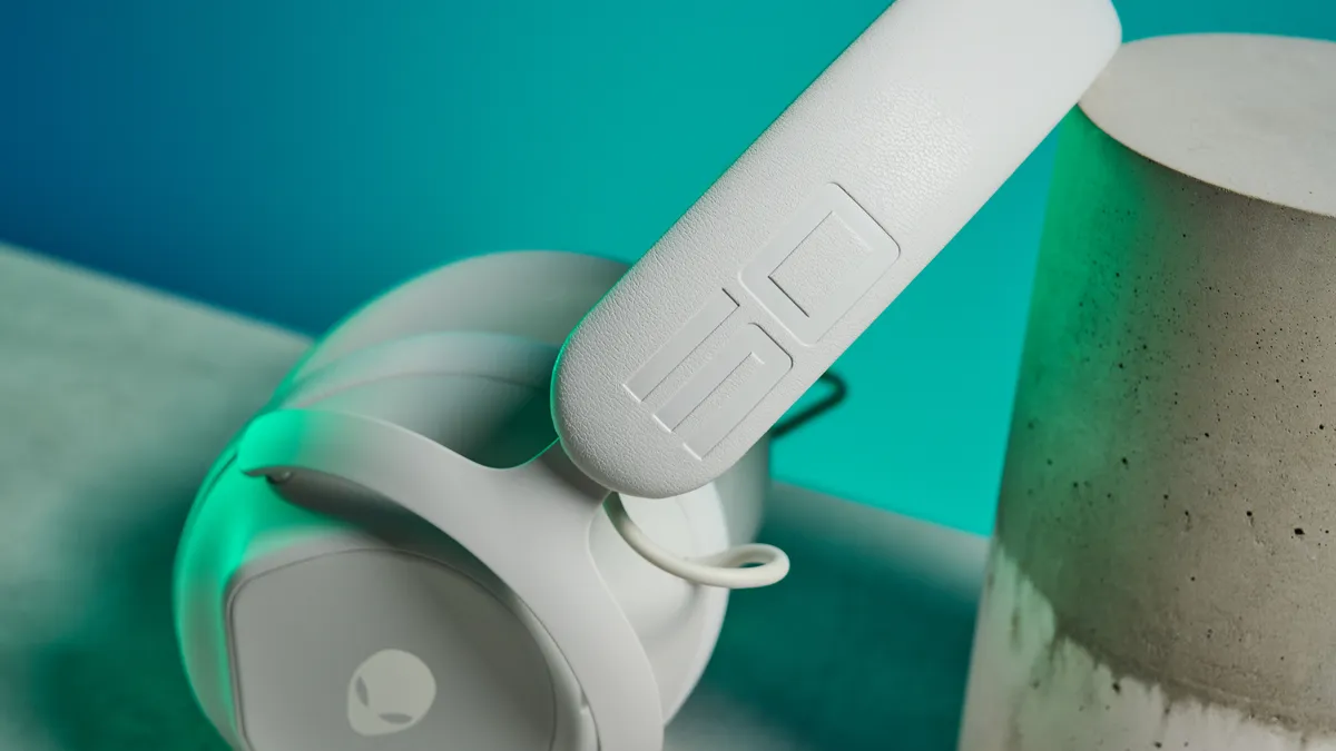 Alienware Pro Wireless Gaming Headset: Chất âm mạnh mẽ, thiết kế đậm chất Gaming 20 Alienware Pro Wireless Gaming Headset 4