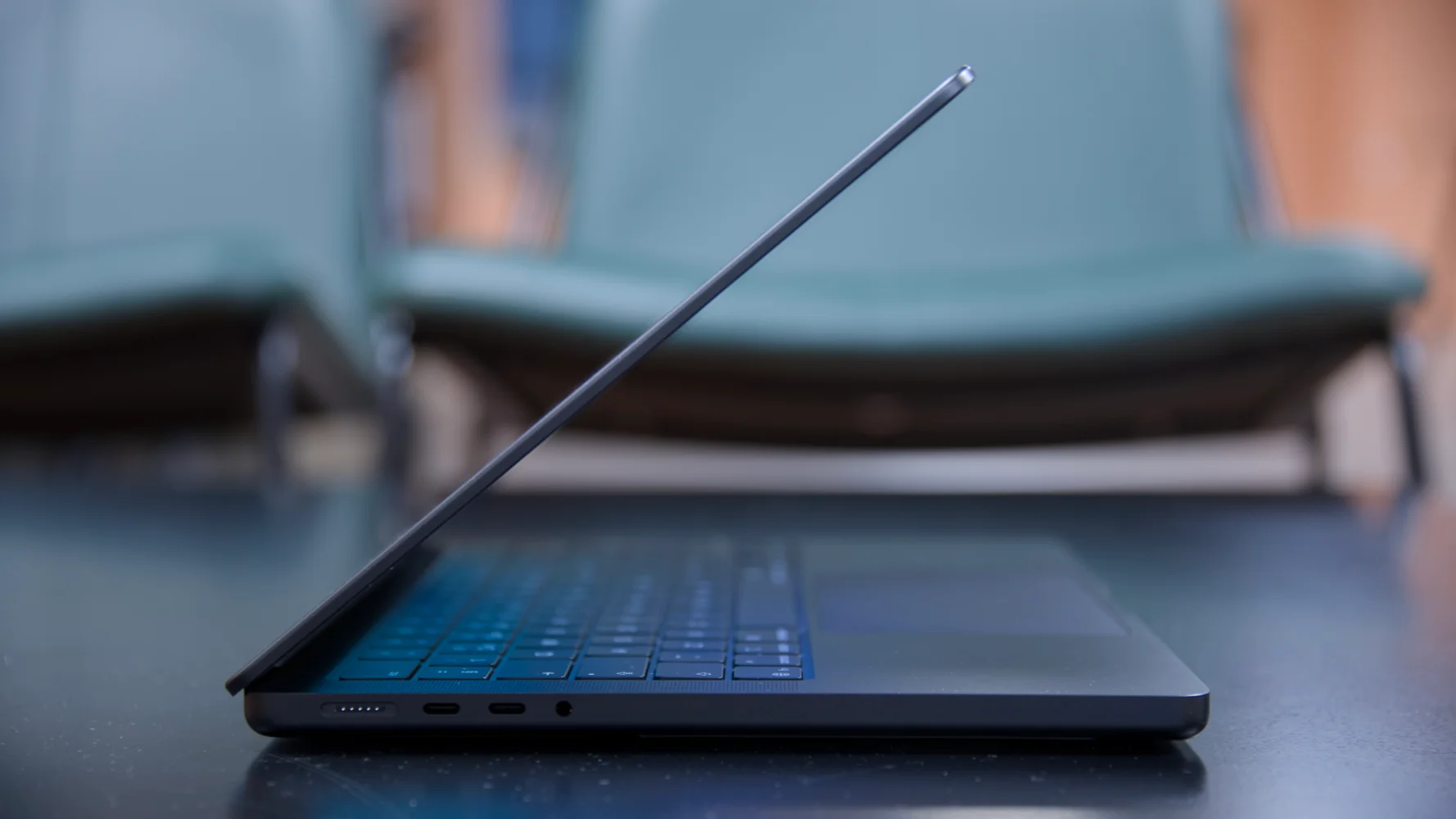 Đánh giá Apple MacBook Pro M5 (2025) – Sức mạnh bứt phá với chip M5, thiết kế đỉnh cao cho sáng tạo và hiệu suất chuyên nghiệp 18 Apple MacBook Pro M5 202512