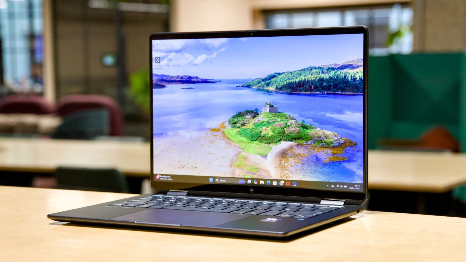 Đánh giá HP OmniBook Ultra Flip 14 – Laptop 2 trong 1 cao cấp với thiết kế xoay gập linh hoạt, hiệu năng mạnh mẽ và trải nghiệm AI hiện đại 1 HP OmniBook Ultra Flip 14.1